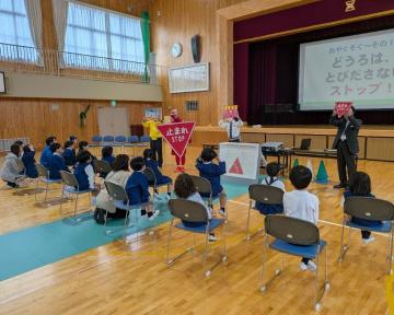ストップマンが交通安全教室を行っているようす3