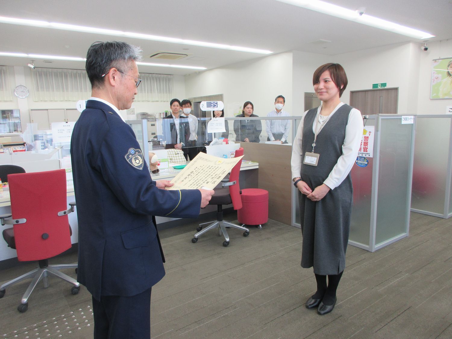 感謝状を読み上げているようす