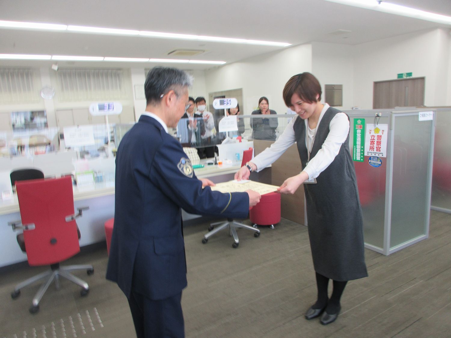 感謝状を渡しているようす
