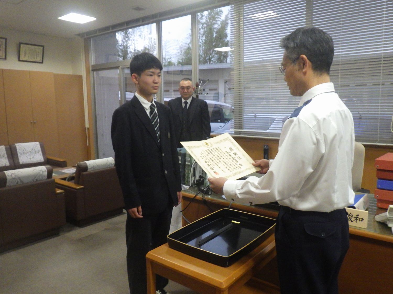 感謝状を読み上げているようす