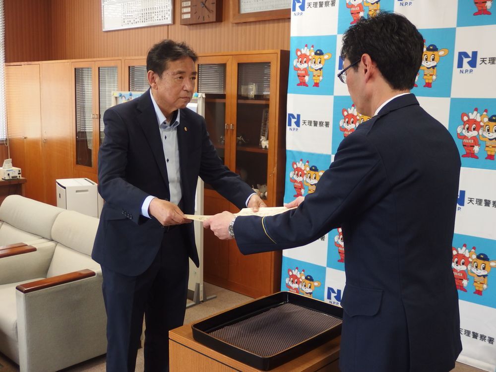 感謝状を受け取っているようす1