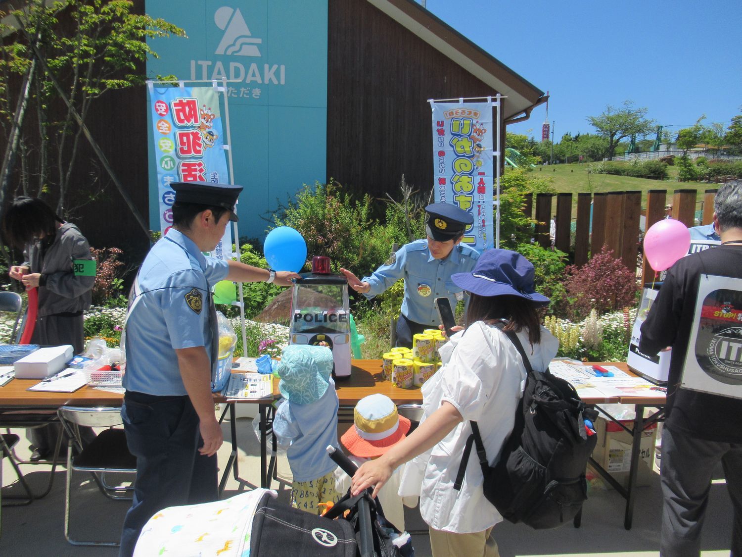 遊園地での特殊詐欺被害防止啓発活動のようす1