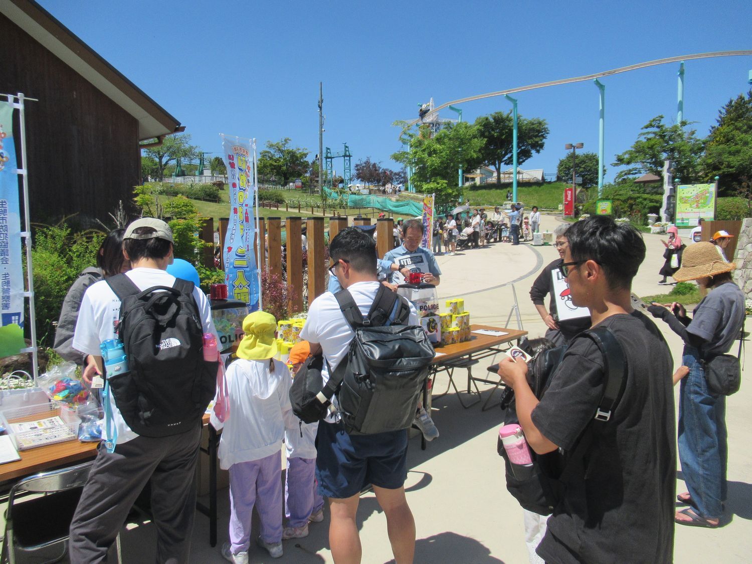 遊園地での特殊詐欺被害防止啓発活動のようす2