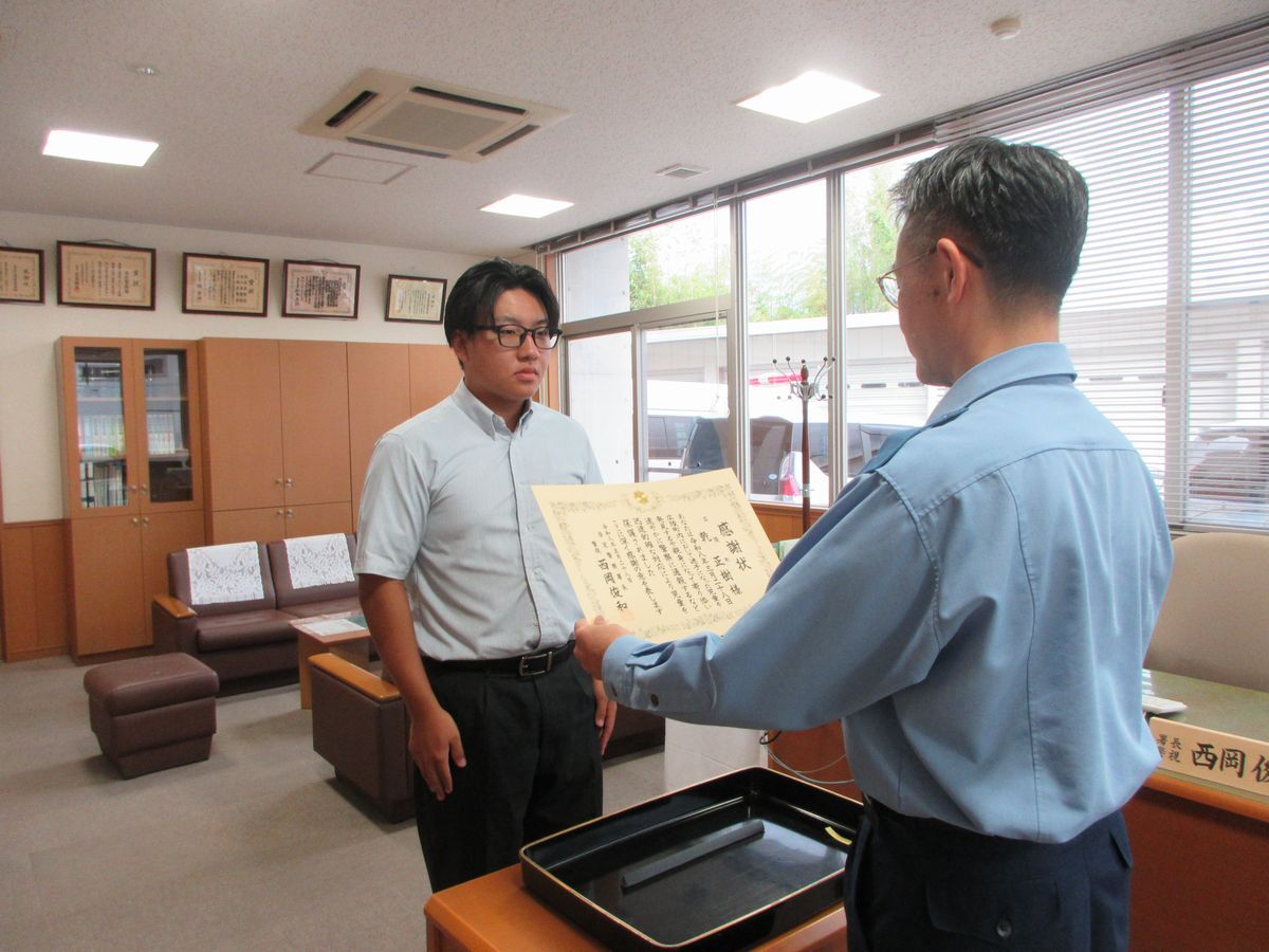 感謝状を読み上げているようす