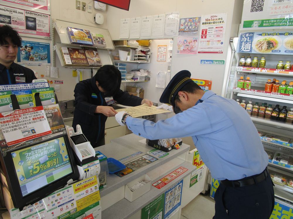 感謝状を手渡しているようす