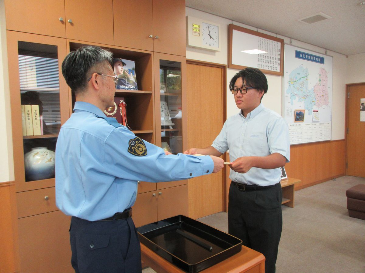 感謝状を受け取っているようす