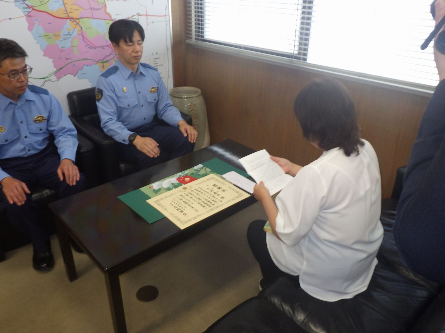 感謝状を見ているようす