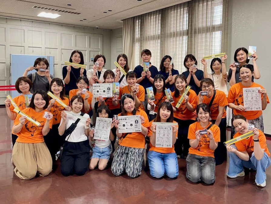 生駒市民吹奏楽団の皆さんが交通安全、防犯対策の啓発グッズを持っているようす
