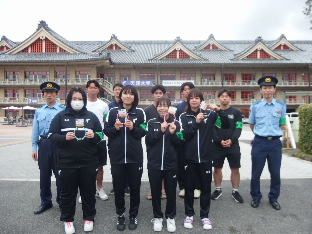 学生と警察官が並んでいるようす