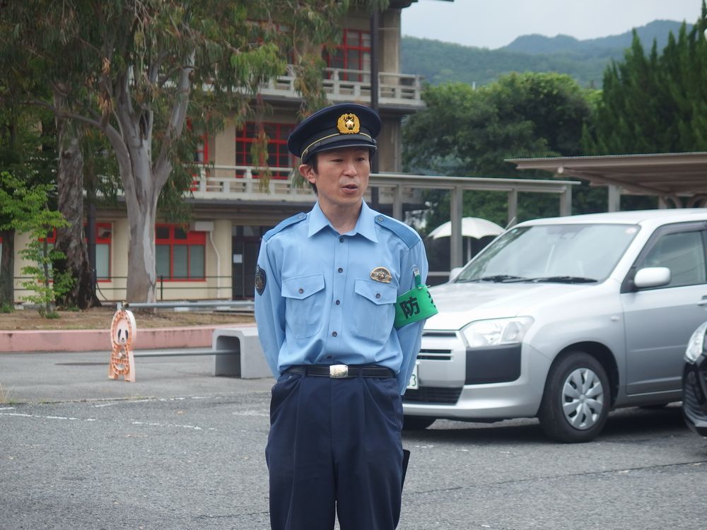 警察官がロックの日啓発活動の挨拶を居ているようす