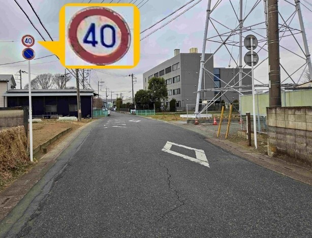 標識に従う道路